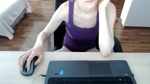 lunavibe_ online show from May 2026 12:14:02 PM