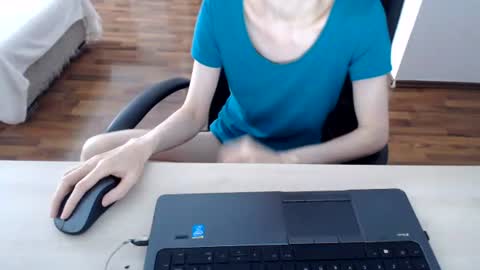 lunavibe_ online show from June 2026 11:52:02 AM