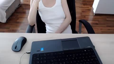 lunavibe_ online show from July 2026 11:41:01 AM