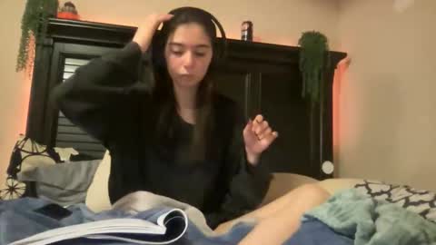 Snapshot of luvrxstarx chatting on December 2025 02:51:02 AM luvrxstarx online show from December 2025 02:51:02 AM