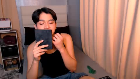 Snapshot of lux_white chatting on March 2025 06:59:02 AM queen lux online show from March 2025 06:59:02 AM