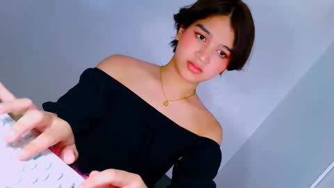 Snapshot of lux_white chatting on December 2025 04:42:02 AM queen lux online show from December 2025 04:42:02 AM