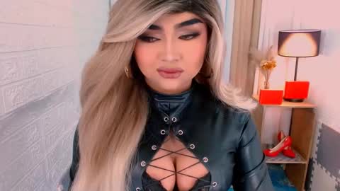 Snapshot of luxsasha chatting on November 2025 02:00:01 AM Sasha Blaire online show from November 2025 02:00:01 AM