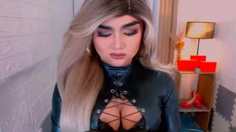 Snapshot of luxsasha chatting on November 2025 08:35:01 AM Sasha Blaire online show from November 2025 08:35:01 AM