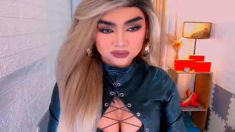 Snapshot of luxsasha chatting on November 2025 10:05:01 AM Sasha Blaire online show from November 2025 10:05:01 AM