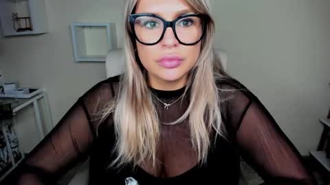 Snapshot of luxxx_diana chatting on December 2024 10:06:02 AM Diana online show from December 2024 10:06:02 AM