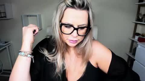 Snapshot of luxxx_diana chatting on December 2024 06:53:01 AM Diana online show from December 2024 06:53:01 AM