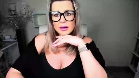 Snapshot of luxxx_diana chatting on December 2024 01:49:01 PM Diana online show from December 2024 01:49:01 PM