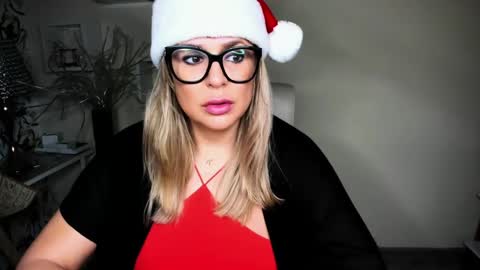 Snapshot of luxxx_diana chatting on December 2024 07:18:01 AM Diana online show from December 2024 07:18:01 AM