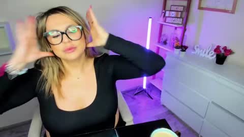 Snapshot of luxxx_diana chatting on February 2025 10:18:01 AM Diana online show from February 2025 10:18:01 AM