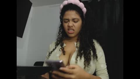 Snapshot of lylii_evans chatting on February 2025 05:00:01 AM lylii_evans online show from February 2025 05:00:01 AM