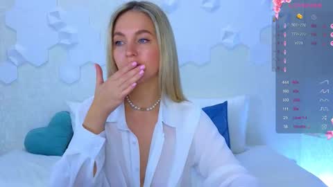 Snapshot of lynna_sparks chatting on October 2025 02:18:01 AM Lana online show from October 2025 02:18:01 AM