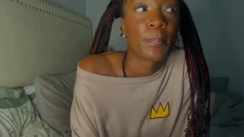 Snapshot of lynneluxuryplay chatting on December 2024 01:26:02 AM IVYGold online show from December 2024 01:26:02 AM