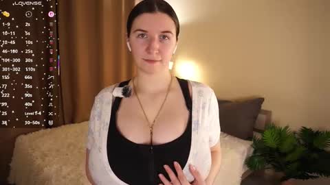 Snapshot of lynngroves chatting on February 2026 05:58:01 PM Lola online show from February 2026 05:58:01 PM