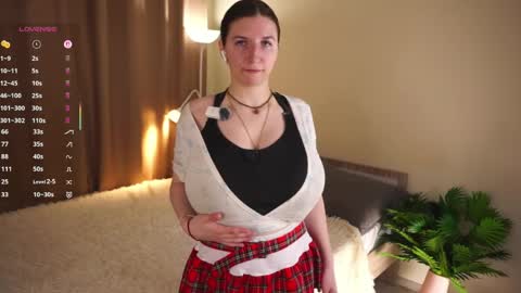 Snapshot of lynngroves chatting on April 2026 05:47:02 PM Lola online show from April 2026 05:47:02 PM