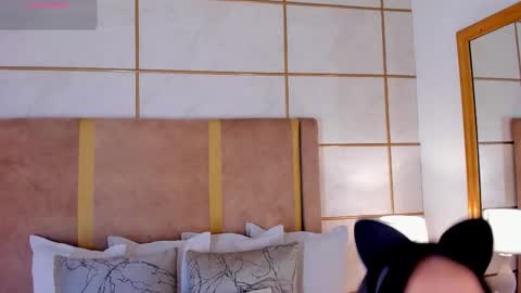 Snapshot of lyrabellini chatting on February 2026 11:43:02 AM online show from February 2026 11:43:02 AM