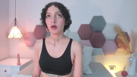 Snapshot of lyravendrell chatting on December 2025 12:11:02 PM Lyravendrell online show from December 2025 12:11:02 PM