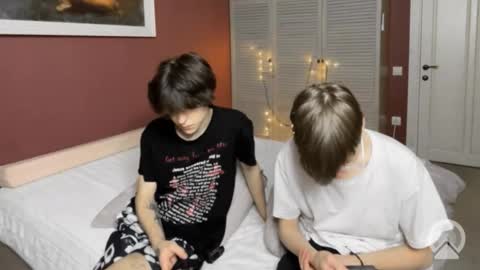 Snapshot of m_s_a_ chatting on October 2025 04:57:01 PM Michael and Kai online show from October 2025 04:57:01 PM