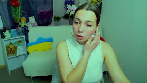 Snapshot of m_vikki chatting on April 2026 06:10:01 PM Vikki online show from April 2026 06:10:01 PM