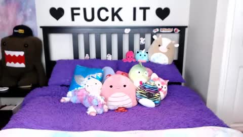 Mackenzie Wolfe online show from September 2025 06:29:01 AM