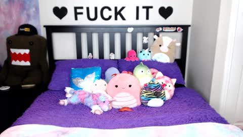 Mackenzie Wolfe online show from October 2025 04:01:01 AM