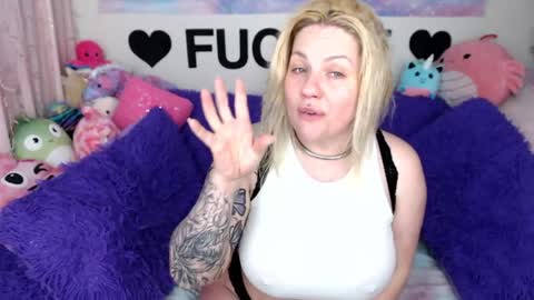 Mackenzie Wolfe online show from May 2026 04:08:01 AM
