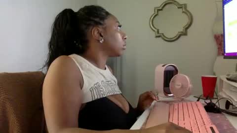 madam_glam online show from May 2026 03:51:02 PM