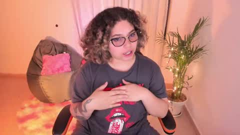 Snapshot of madelaine_taylor chatting on January 2025 04:07:01 AM madelaine_taylor online show from January 2025 04:07:01 AM