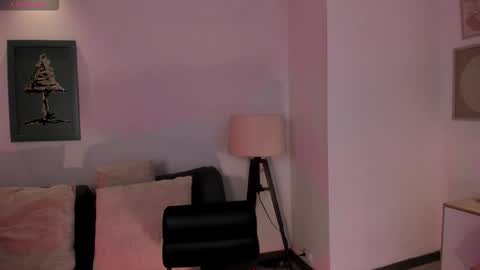 Maddi Collins online show from November 2025 08:09:01 PM