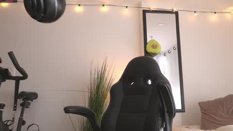 Snapshot of maeeve_ chatting on January 2025 06:38:02 PM Maeve schedule 11 am- 530 pm colombia time online show from January 2025 06:38:02 PM