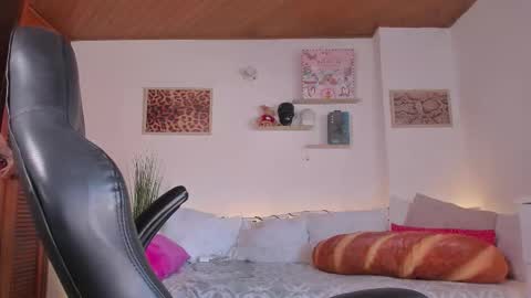 Maeve  schedule 11 am- 530 pm colombia time  online show from February 2026 02:21:02 PM