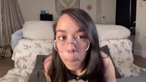 Mae Mariposa  online show from June 2026 09:09:01 AM