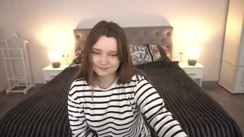 Snapshot of magicpeachhs chatting on June 2026 12:40:02 PM Emily online show from June 2026 12:40:02 PM