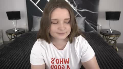 Snapshot of magicpeachhs chatting on July 2026 06:47:02 AM Emily online show from July 2026 06:47:02 AM
