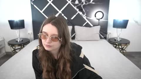 Snapshot of magicpeachhs chatting on July 2026 06:00:01 AM Emily online show from July 2026 06:00:01 AM