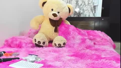 Snapshot of maia_bronce chatting on December 2025 11:34:02 PM Maia Bronce online show from December 2025 11:34:02 PM