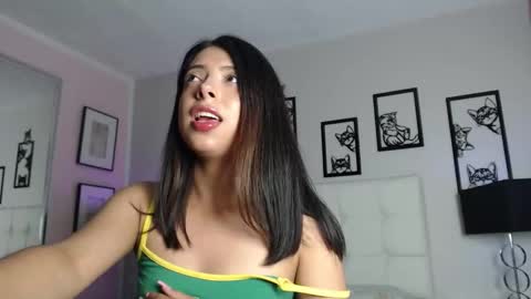 Maia Reficco online show from December 2025 07:52:02 PM