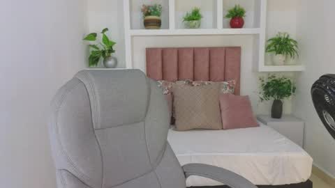 Maiaa Ruiz  online show from May 2026 01:07:01 PM