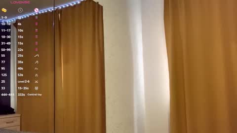 Snapshot of maidacompston chatting on October 2025 09:51:01 AM Elina online show from October 2025 09:51:01 AM