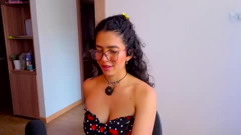 Snapshot of maithe_perroni chatting on April 2026 06:14:02 PM Lauu online show from April 2026 06:14:02 PM
