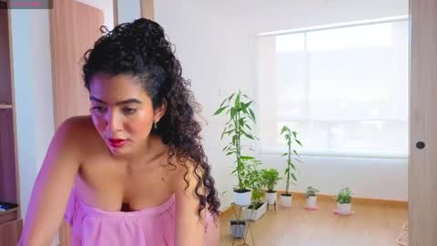 Snapshot of maithe_perroni chatting on June 2026 06:32:02 PM Lauu online show from June 2026 06:32:02 PM
