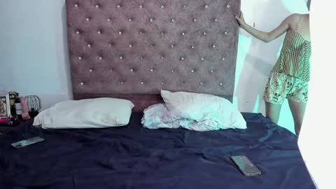 Snapshot of make_me_feel_ chatting on December 2024 04:18:01 AM Shawna Tom online show from December 2024 04:18:01 AM