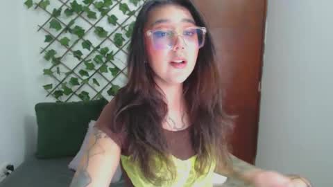 Snapshot of marce_bunny chatting on September 2025 12:32:02 AM Marcela online show from September 2025 12:32:02 AM