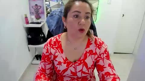 Snapshot of mariana01_m chatting on May 2026 12:43:01 PM mariana01_m online show from May 2026 12:43:01 PM