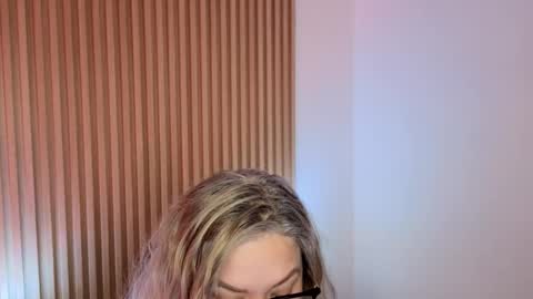 Marian Love  online show from November 2025 10:37:02 AM