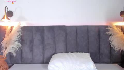 Laura online show from September 2025 09:15:02 PM