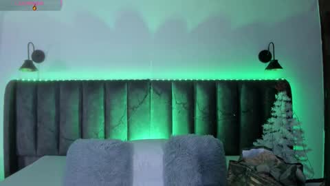 Laura online show from November 2025 07:39:02 PM