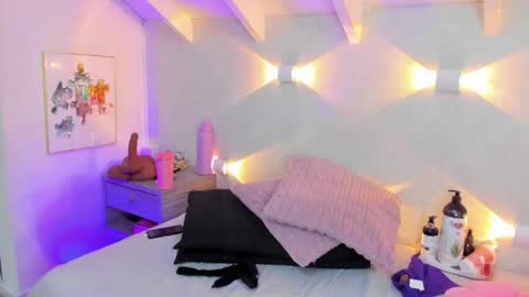 martina mIIler online show from May 2026 12:01:01 PM