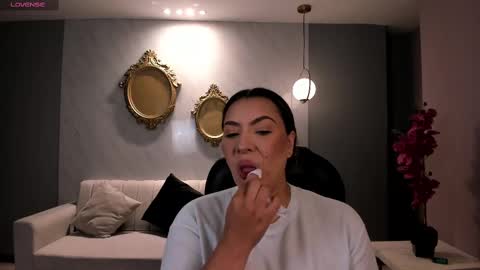 Snapshot of martinnabonnet chatting on February 2025 11:22:01 AM Martinna Bonnet online show from February 2025 11:22:01 AM