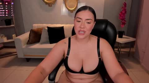 Snapshot of martinnabonnet chatting on February 2025 01:47:02 PM Martinna Bonnet online show from February 2025 01:47:02 PM